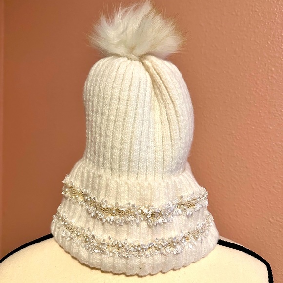 NWOT women’s knit beanie with Pom Pom top - Picture 1 of 3